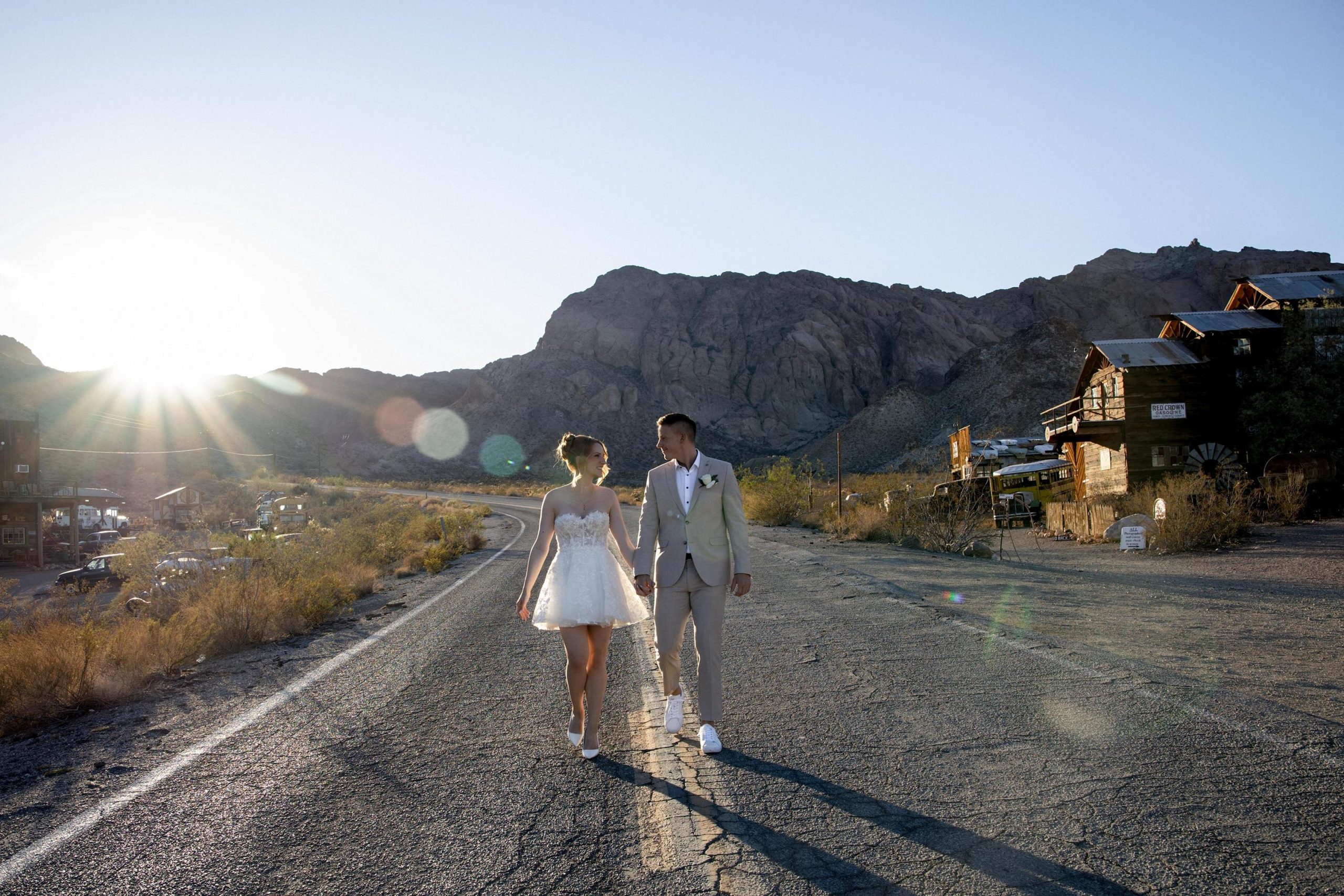 Read more about the article Summer Weddings In The Vegas Desert: Sunrise Ceremonies & Heat Tips